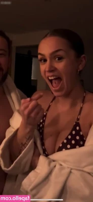 Lisa_srmst [ lisa-srmst ] - Will you touch my pussy while we are in public