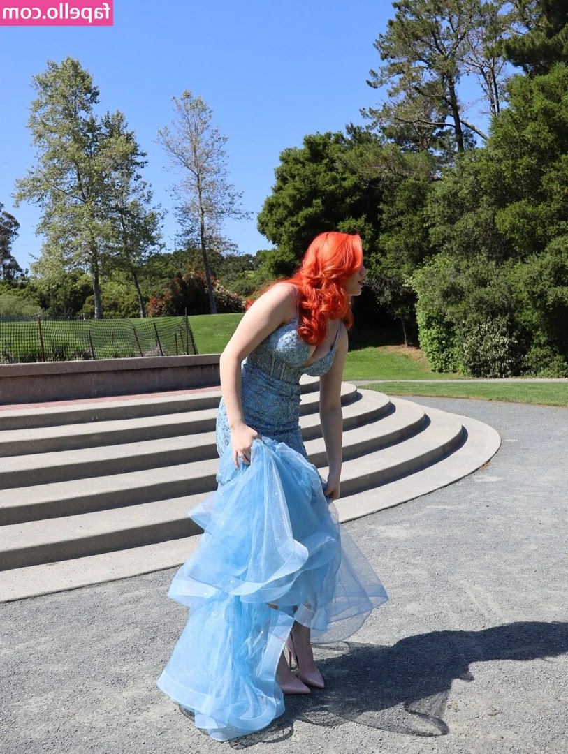sophia_bugatti409 [ sophia-bugatti409 ] - Swipe to lift up my dress 🖤😈