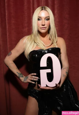 Kesha - Sending out an EXTRA EXTRA spicy Micro bikini haul this