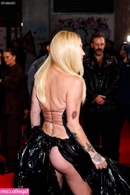 Kesha - Should I wear this or a fluffy onesie out for girls night