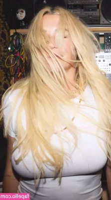 Kesha - I like keeping my legs open and spread for you as wide as I can so