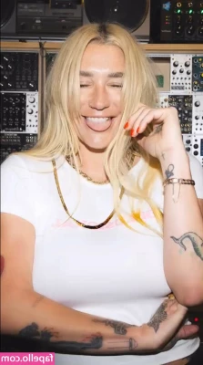 Kesha - It felt right to wear blue and pink for some pics with Sonic and Amy 