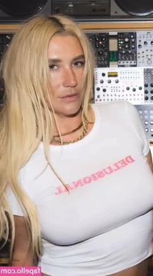 Kesha - Me ayudan a despertarla babys