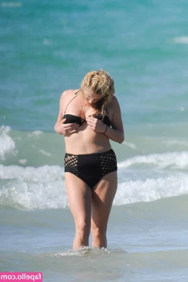 Kesha - My holiday dress is slipping off  oops