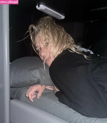 Kesha - Just trying to tempt you to a quick jerk