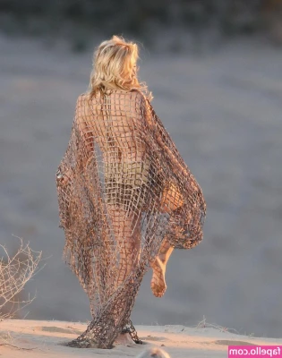 Kesha - Hot damn 🥵!! This outfit is hot but it would look better off.