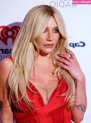 Kesha - Good morning ✨squeeze my butt to wish me safe travels!