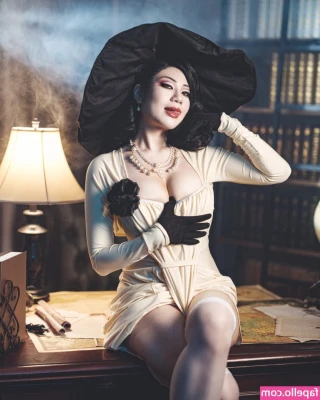 Katy Kat Cosplay [ katy-kat-cosplay ] - Leather makes you weak