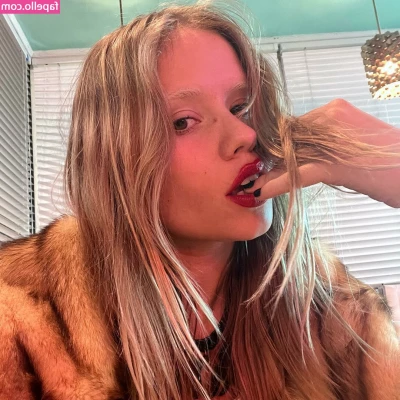 Lexee Smith [ lexee-smith-1 ] - Hi no cam today  planing online on early morning   See you guys then