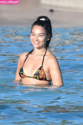 Shanina Shaik [ shanina-shaik ] - clip- love all thats purple #strapon #stockings
