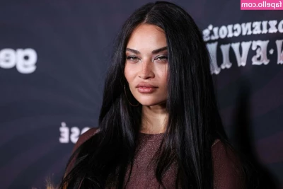 Shanina Shaik [ shanina-shaik ] - Let s go for a walk piggie