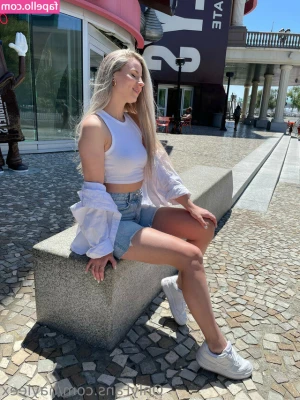 Hayleex - Hottie alert calling you