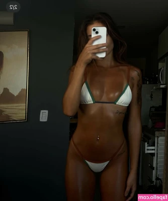 Paola Santerini [ paola-santerini ] - Do you like this little hole ?