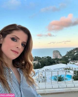 Anna Kendrick [ anna-kendrick ] - More pink toenails! 💅👣🥰