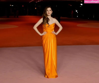Anna Kendrick [ anna-kendrick ] - The old ball switch trick lol