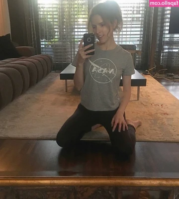 Anna Kendrick [ anna-kendrick ] - aliens on my back