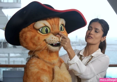 Salma Hayek [ salma-hayek ] - Let me give taste that cock, looks good! #TheImpostor
