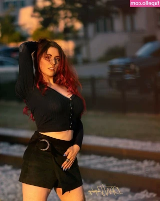 Amber Lee Connors [ amber-lee-connors ] - Can't decide.. have titties😚