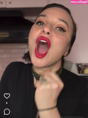 Gizzi Erskine [ gizzi-erskine ] - Them CHEEKS