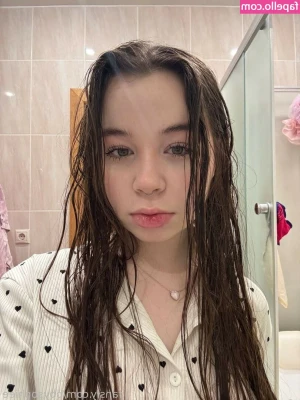 sophiee_cutiepie [ sophiee-cutiepie ] - Help me decide how I should have my pussy🤔😏😋 $5 Shaved💗