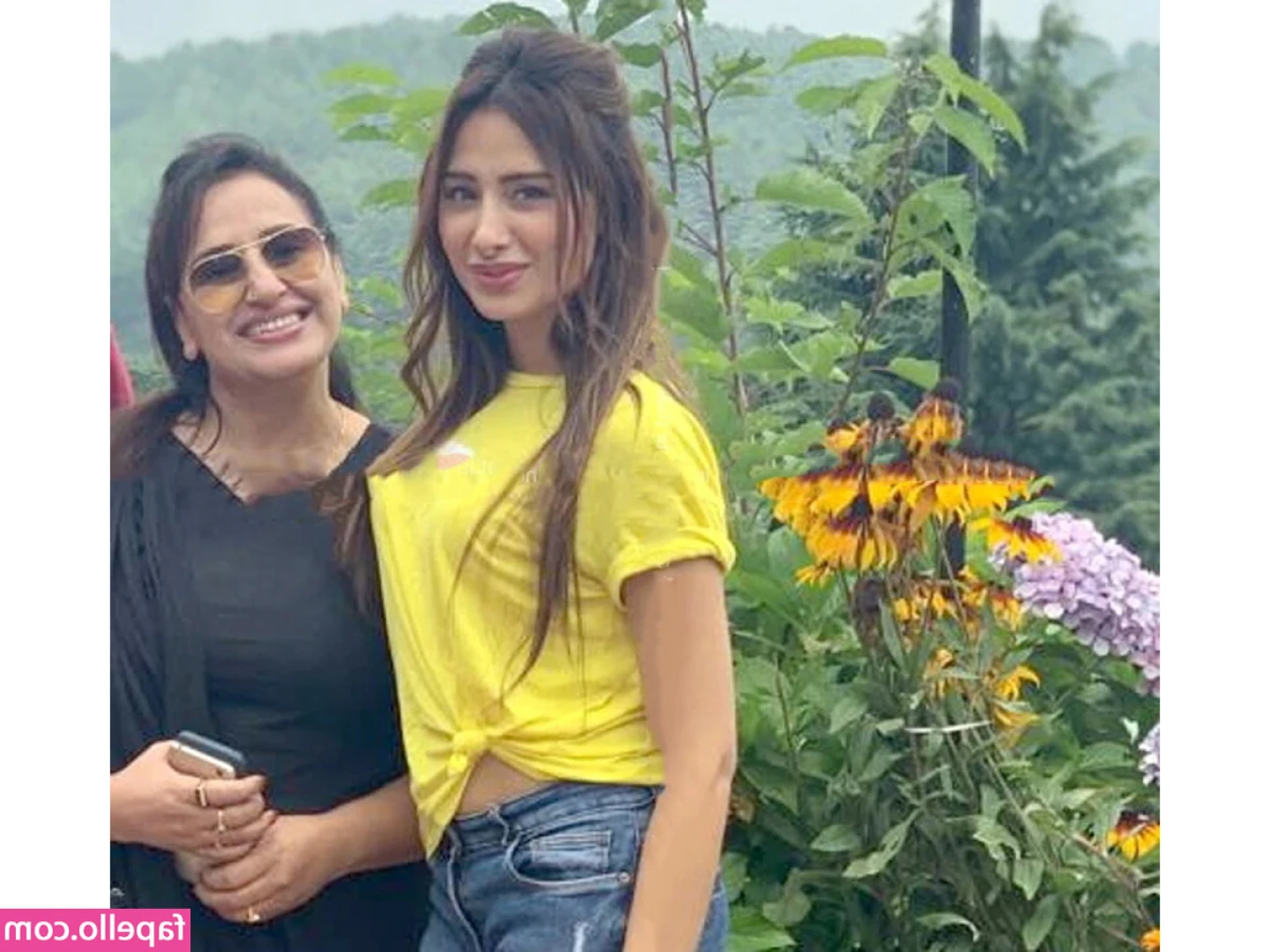 Mahira Sharma [ mahira-sharma ] - Hey, do you think I’m hot?☺️😌