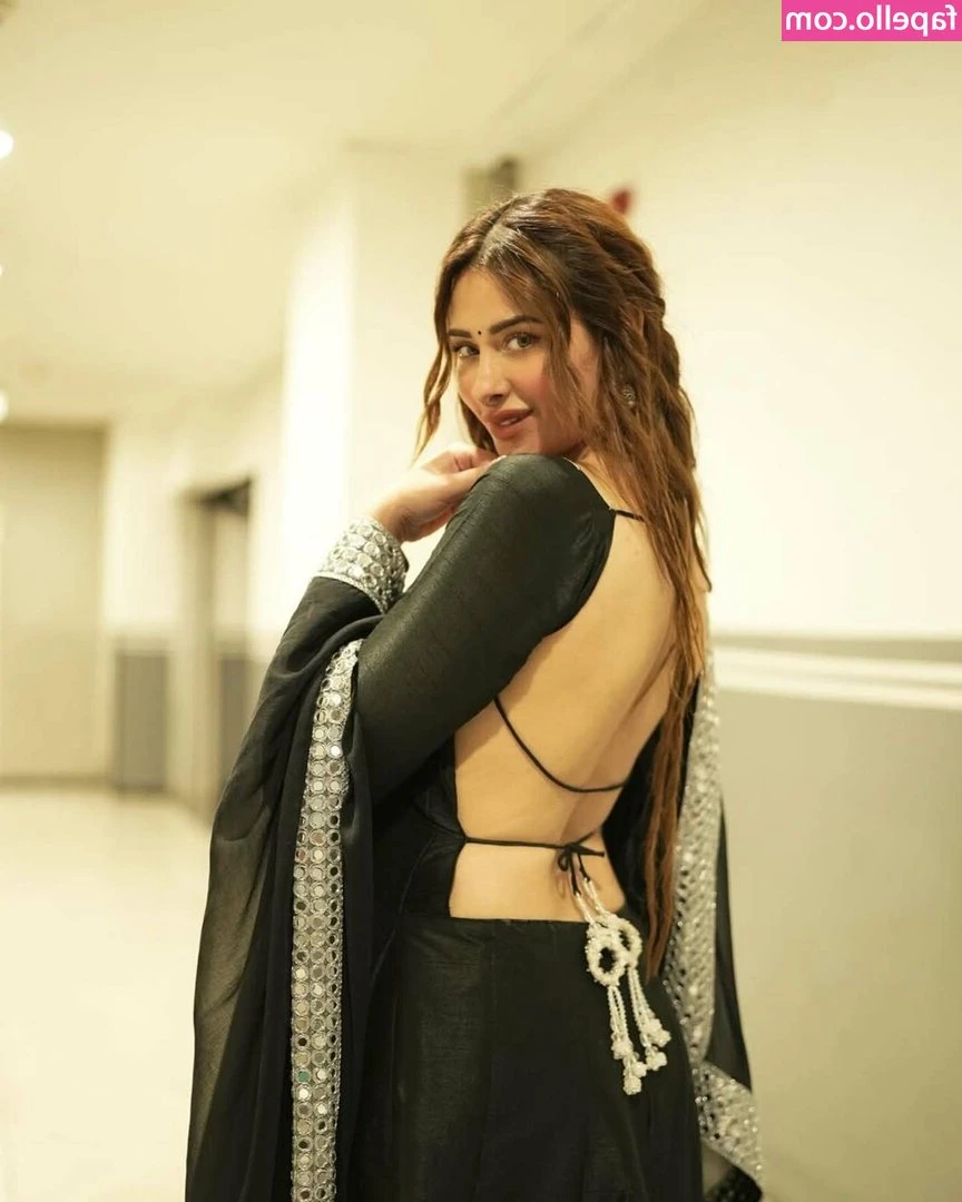 Mahira Sharma [ mahira-sharma ] - Breaking a sweat trying to be your little pornstar 😂💖 But its