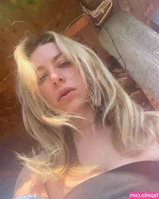 ally_breelsen [ ally-breelsen ] - Happy Friday!  How do I look? ok and how are the boobs? ;D