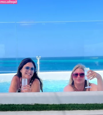 Lisa Snowdon [ lisa-snowdon ] - Wanna give the neighbors a show later
