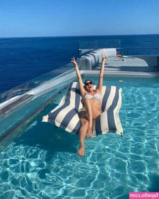 Lisa Snowdon [ lisa-snowdon ] - It’s Grievence here with Demora looking stylish in her beach themed