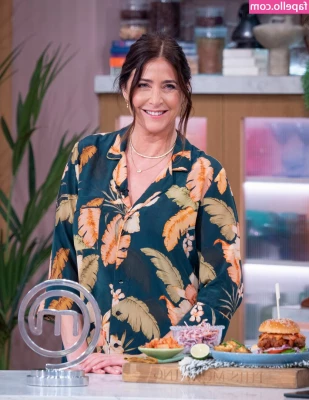 Lisa Snowdon [ lisa-snowdon ] - My asshole close-up and dildo fucking