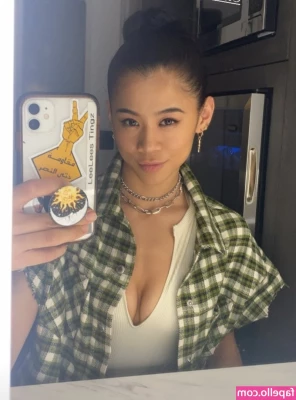 Leah Lewis [ leah-lewis ] - Excuse my mess in the background
