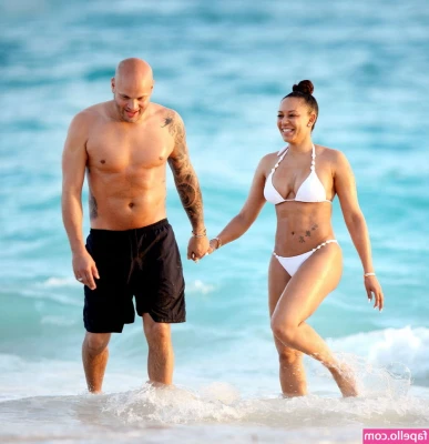 Melanie Brown [ melanie-brown ] - Throwback to sunnier times 🌞