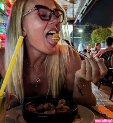 redglassesgirl83 - Don’t you agree?!