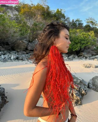 Nathalie Kelley [ nathalie-kelley ] - break from laundry to take some pics for yall 💜  come help me out?