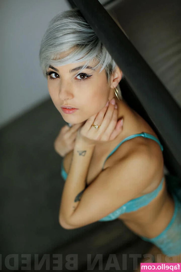 Giorgia Soleri [ giorgia-soleri ] - I m the Goddess of dreams honey