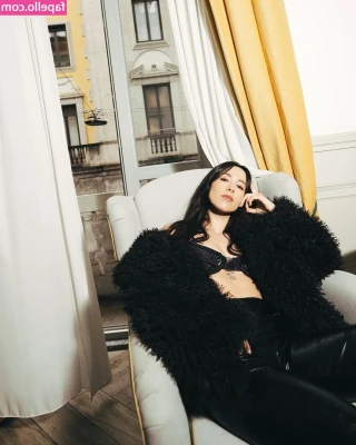 Aurora Ramazzotti [ aurora-ramazzotti ] - Oiled up & HORNY 🥵 Full 14min video sent via dm of course I