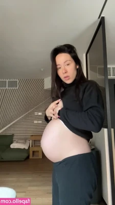 Aurora Ramazzotti [ aurora-ramazzotti ] - Belly flash 😉