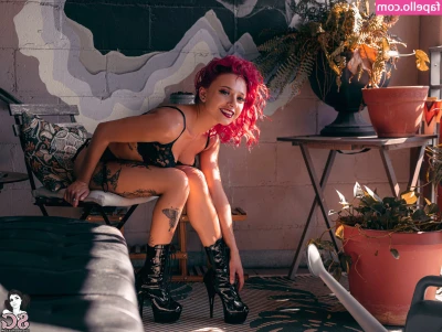 Julz.Implied [ julz-implied ] - Femme à lunette