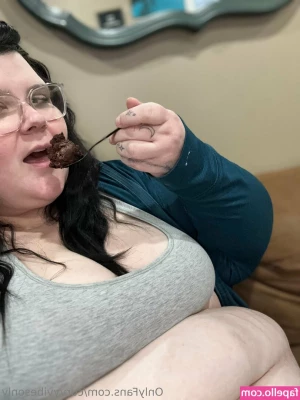 curvyvibesonly - Tell me what you want me to do to you 😍