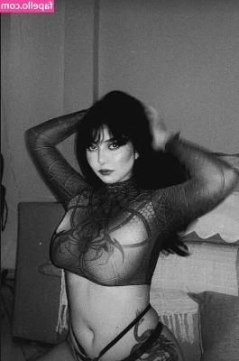 Iasmim Lorena [ iasmim-lorena-1 ] - They swing their hips in a vulgar position in a vulgar manner.