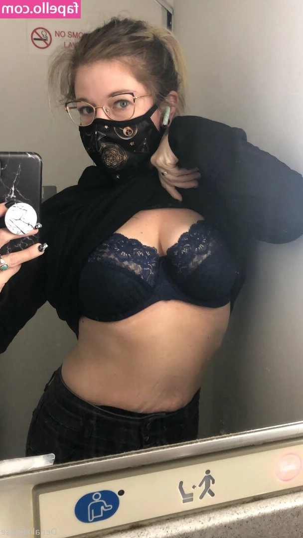 denalireese - Unboxing (technically not a box) a new gifted cosplay from my