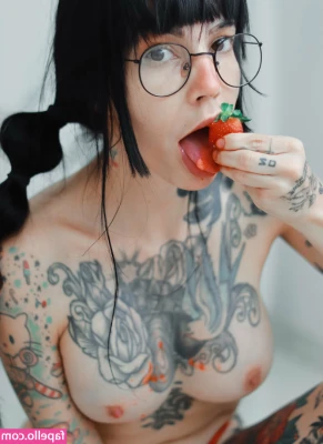 suicidegirls - Going LIVE TOMORROW 6pm pst / 9 est   My first live 🤪  Will you