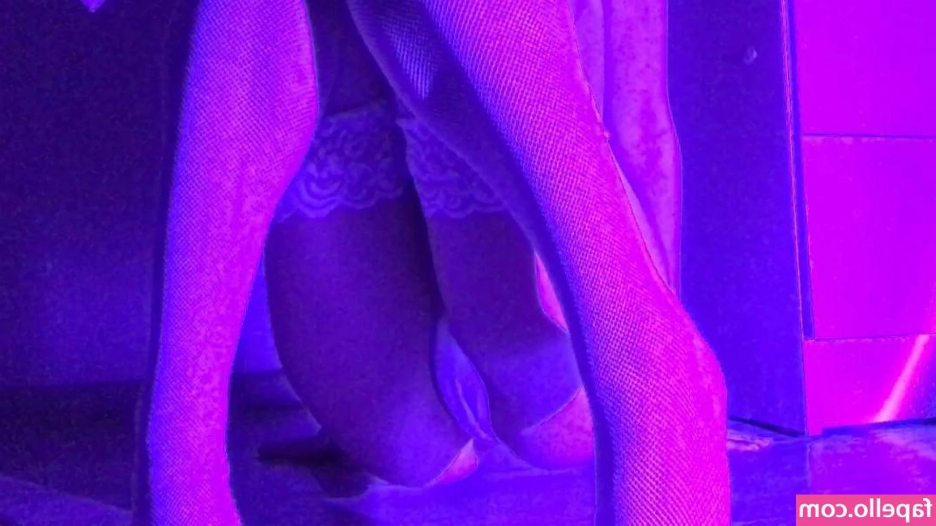 Neongr4ve - If you're singed up to my only fans page and want my attention, just