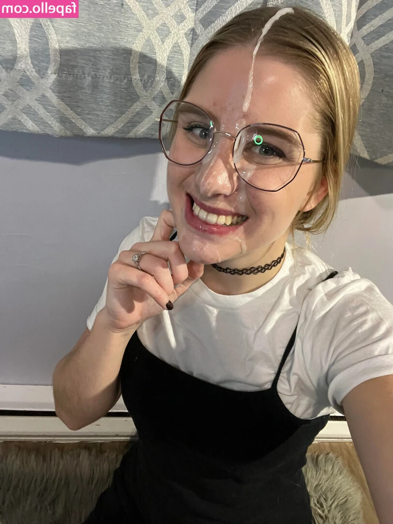 Melody Katt [ melody-katt ] - Online chatting waiting for you to pop up in my DM