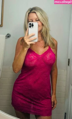 Amy Simon [ amy-simon ] - Let’s see if this mini dress fits 😝