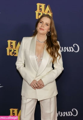 Amy Adams [ amy-adams ] - Come into the janitors closet with me