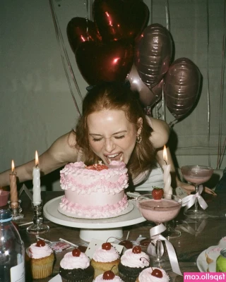 Madelaine Petsch [ madelaine-petsch-1 ] - Y a ustedes   les gusta espiar a las personas cuando se secan el