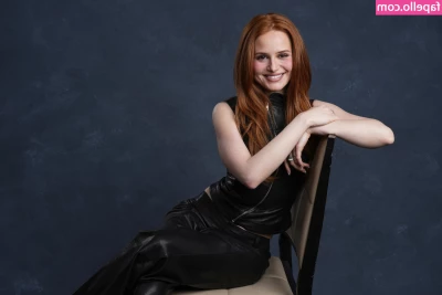 Madelaine Petsch [ madelaine-petsch-1 ] - Goodmorning selfie ! 💋 I wish you a Great Day ! ✨ Today it is