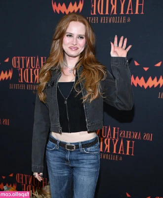 Madelaine Petsch [ madelaine-petsch-1 ] - Ecco la mia nuova coda nyaaa😻