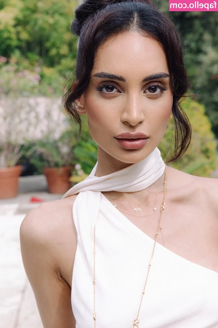 Priya Jain [ priya-jain ] - Do you think I look good in green? 💚